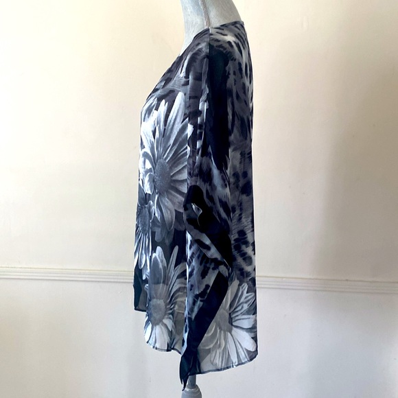 CATALOG FAVORITES 🖤BLACK & WHITE🤍 ANIMAL PRINT AND DAISIES SHEER TOP 🌟EUC🌟 - Picture 5 of 12